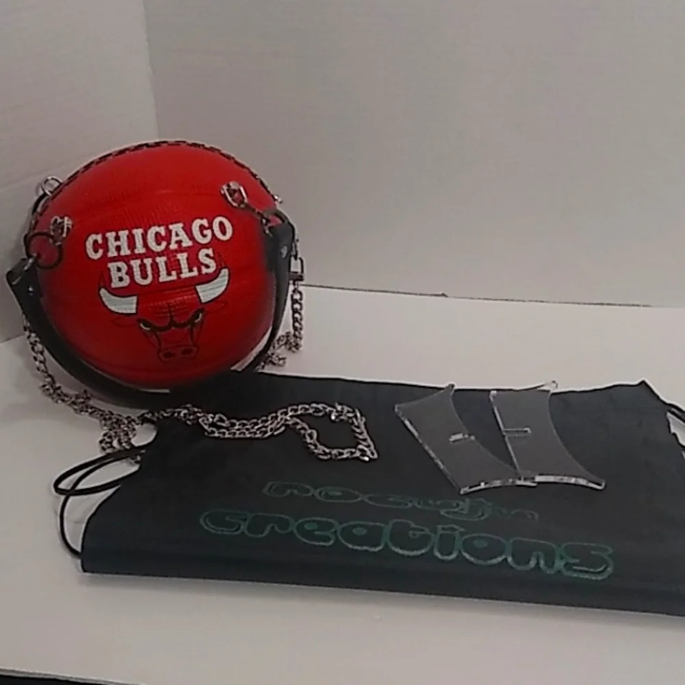 NWT LIMITED EDITION HANDMADE CHICAGO BULLS SMALL BASKETBALL PURSE π - Picture 5 of 17